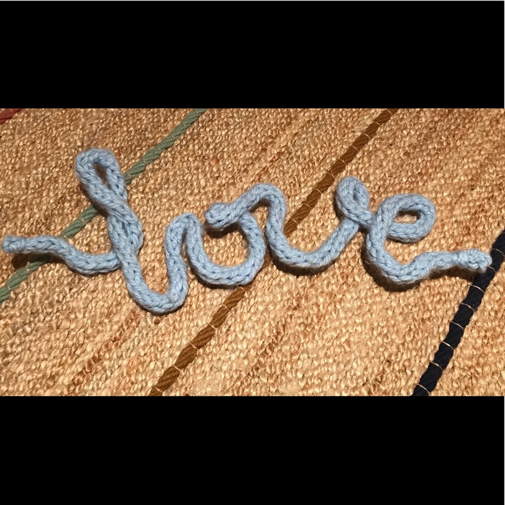 Knitted wire Love sign